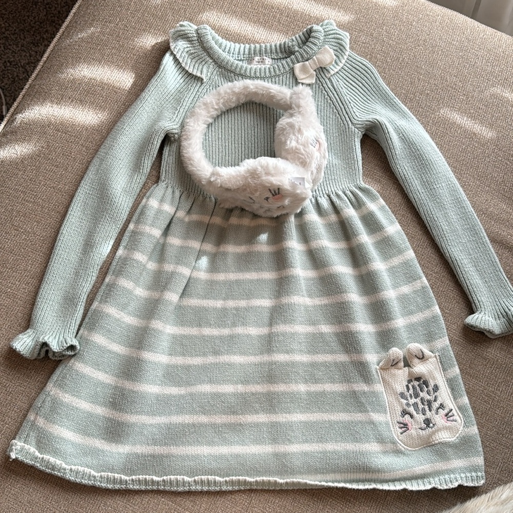 Sweater dress. With ear muffs. Size: 5T